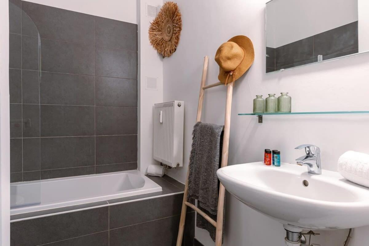 Huswell - Comfy Apartment With Side Seaview And 2 Free Bikes Knokke-Heist Bagian luar foto